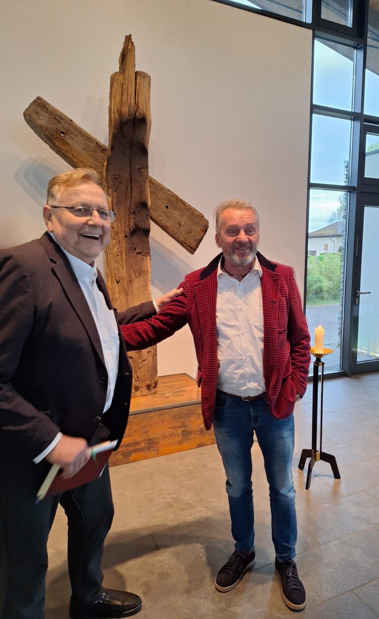 Künstler mit Pfarrer