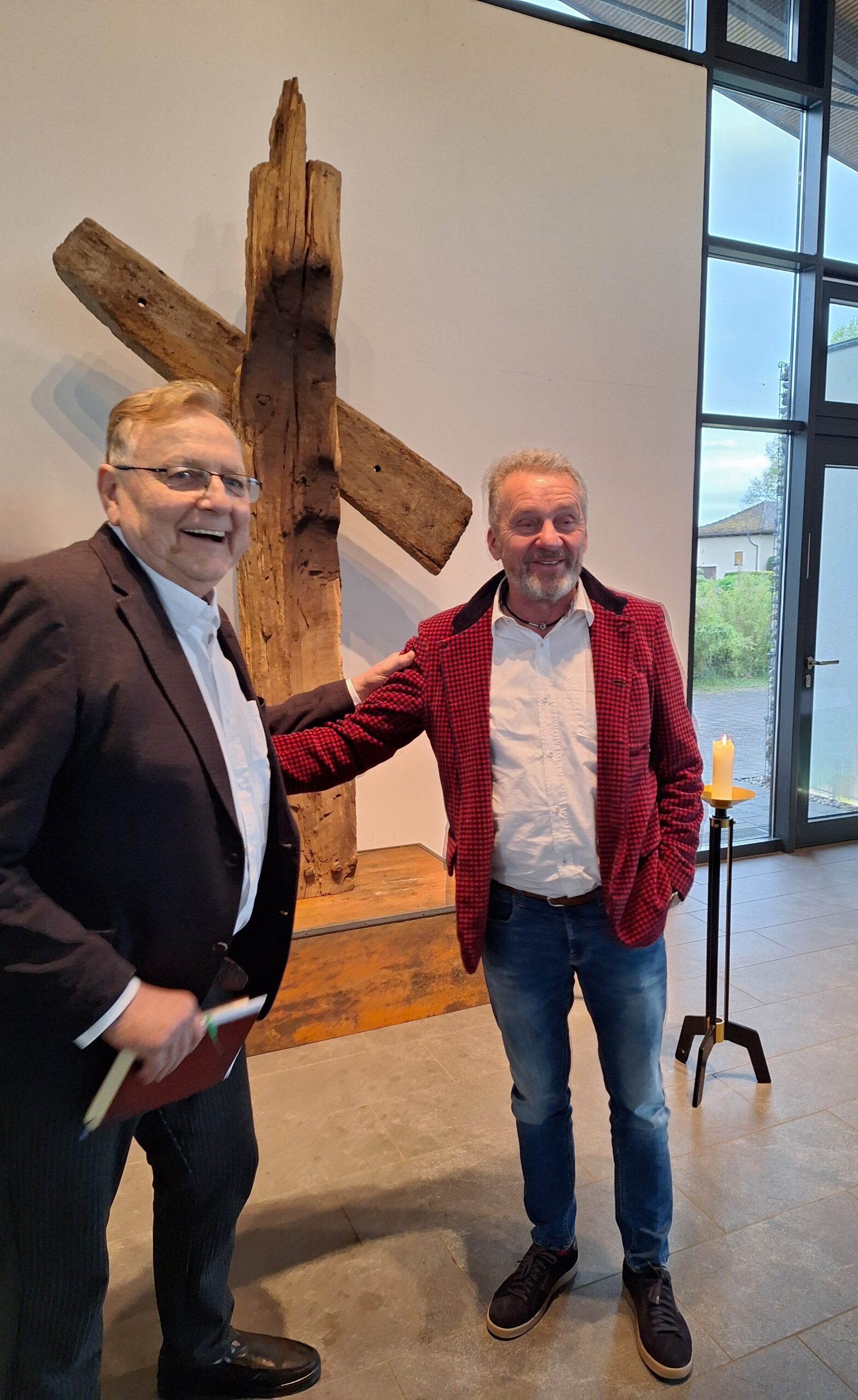 Künstler mit Pfarrer