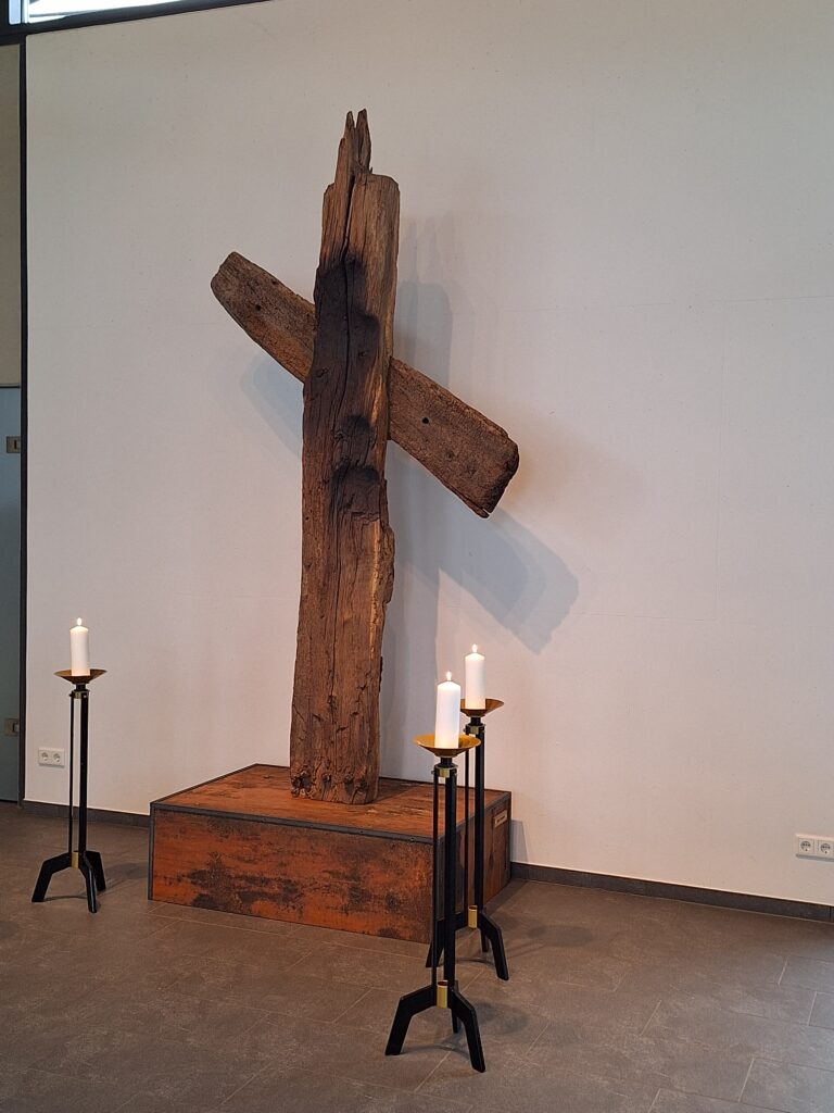 Monumentales Balkenkreuz (1)