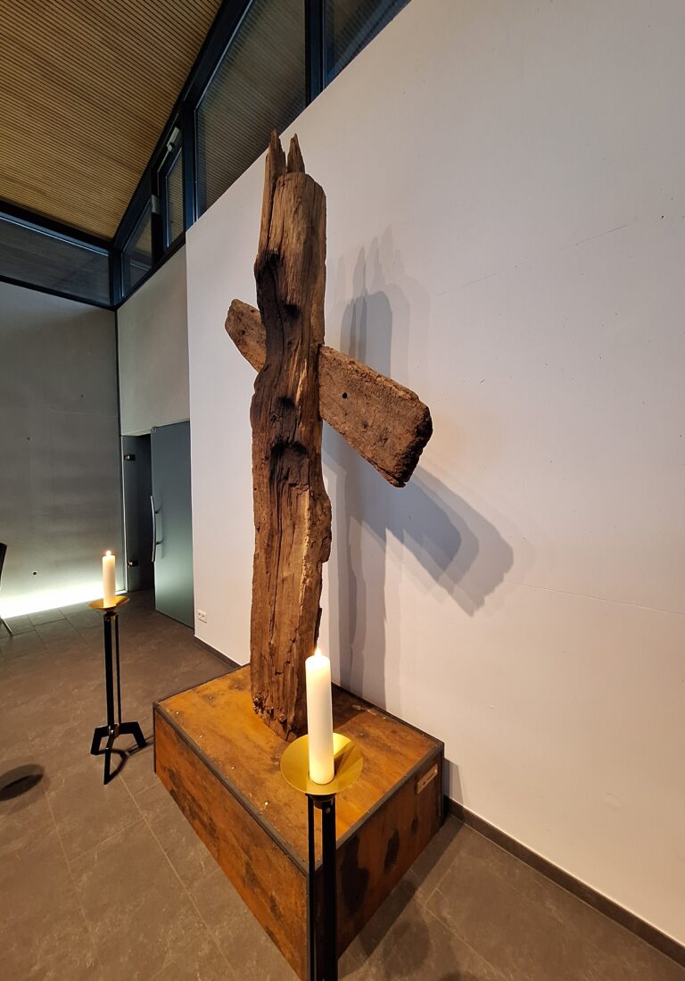 Monumentales Balkenkreuz (3)