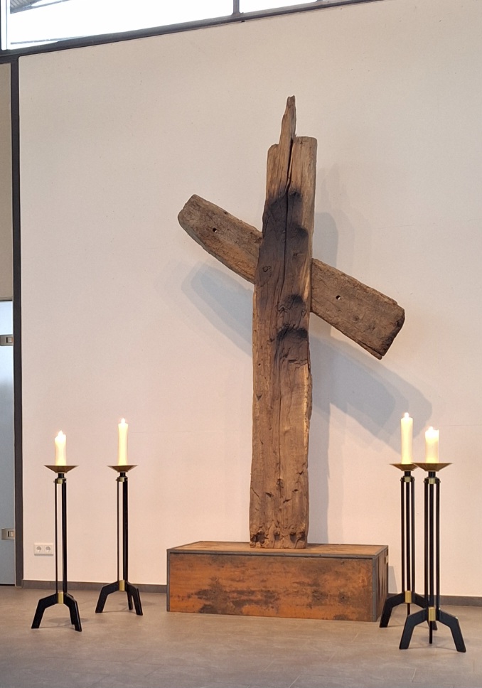 Monumentales Balkenkreuz